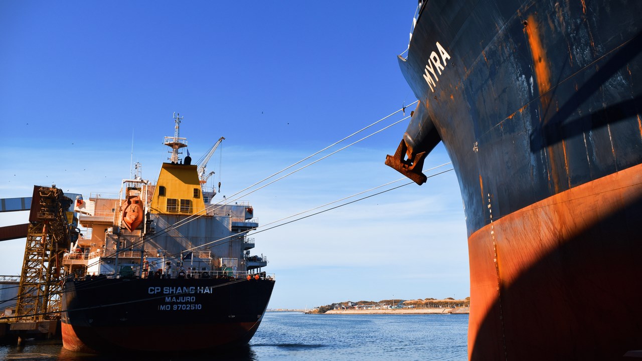 Puerto Quequén opera en todos sus muelles