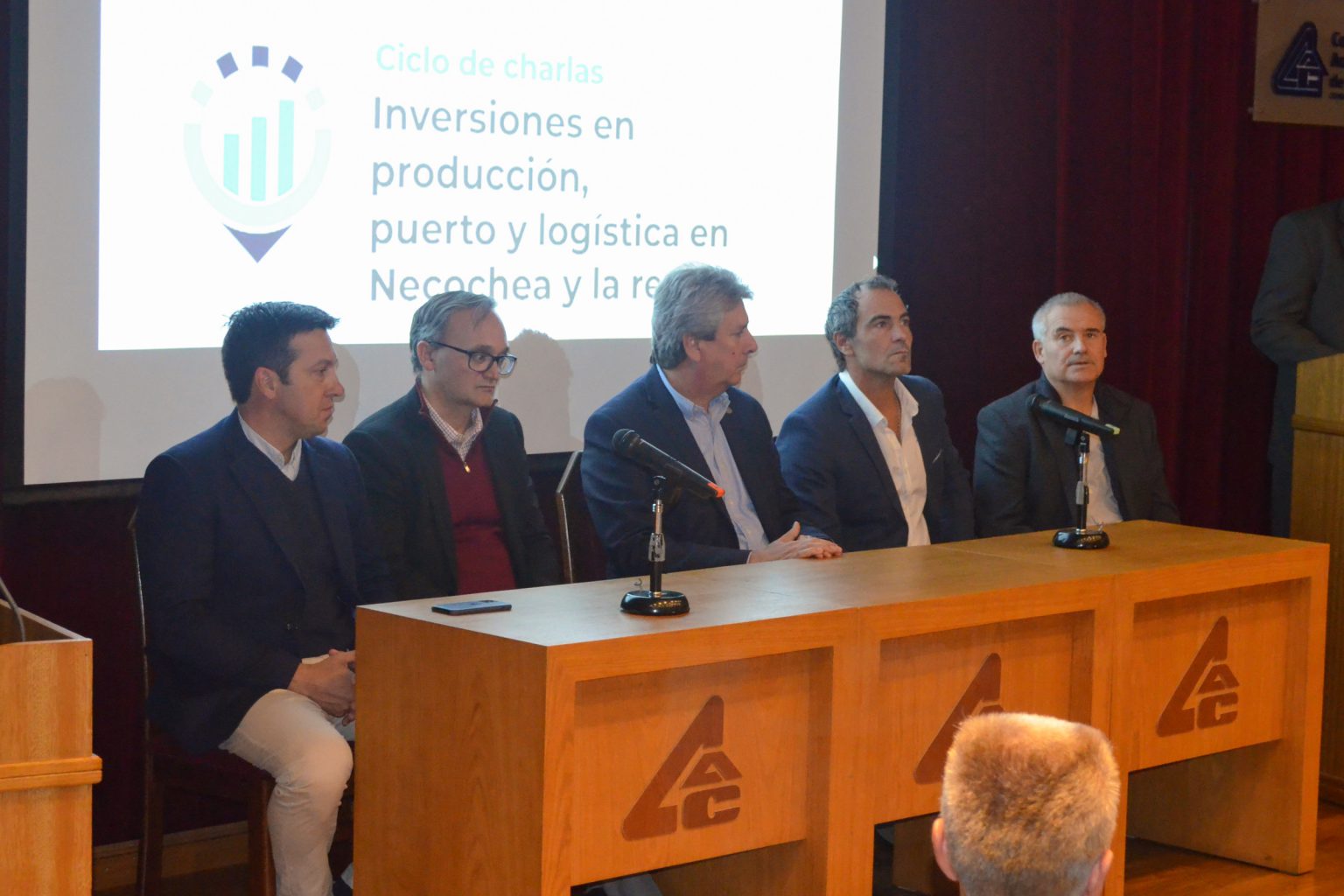 Charla sobre inversiones en producción, puertos y logística 