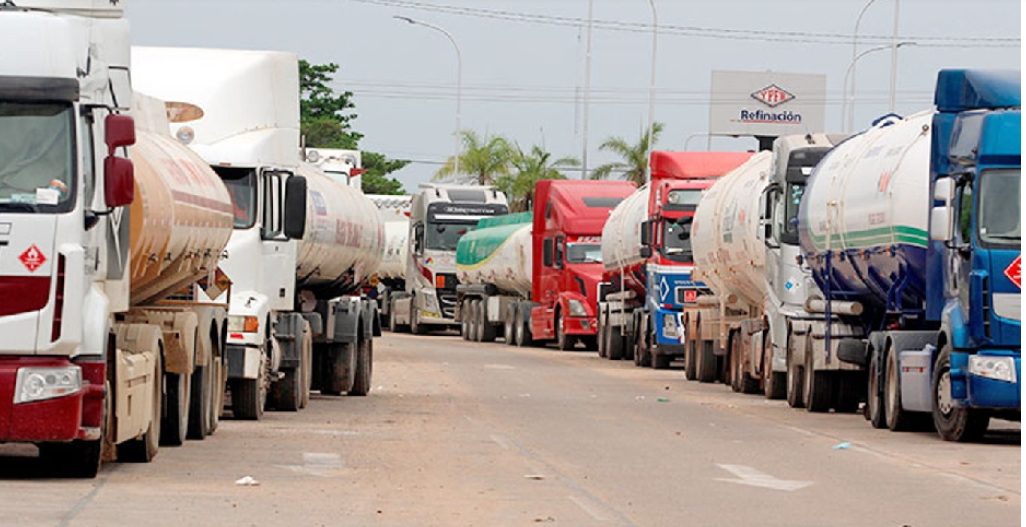 En el puerto de Campana, unas 600 unidades tanques bolivianos esperaban para llevarse el combustible que importó ese país