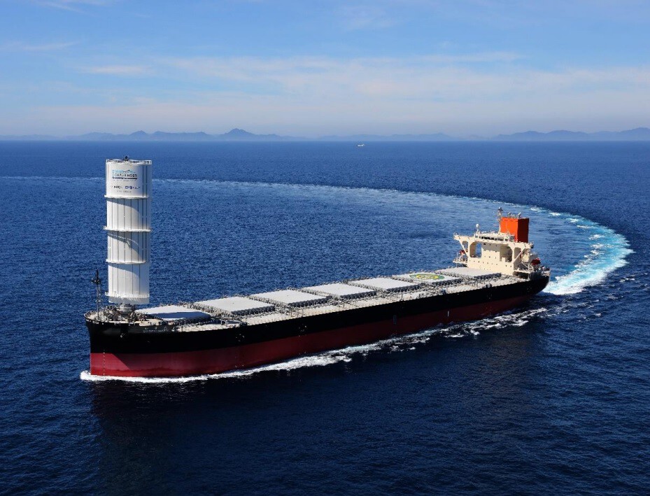 El primer barco granelero propulsado por tecnología eólica y una vela rígida ya surca los océanos