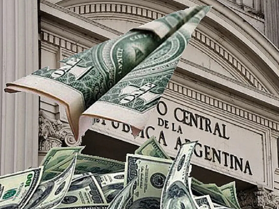 Devaluación del dólar: el oficial supera los $350 y en el Banco Nación cotiza a $365,50