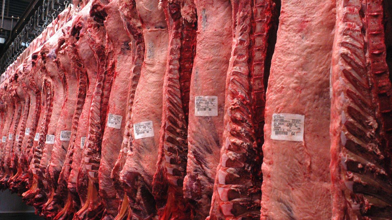 El titular de la Aduana anunció la suspensión de exportaciones de carne, pero el secretario de Agricultura la negó