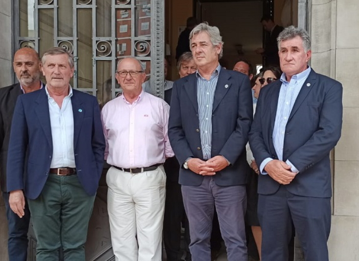 El Gobierno le comunicó la decisión al campo: «Tienen la idea de gravar a todas las producciones con un 15% de retenciones»