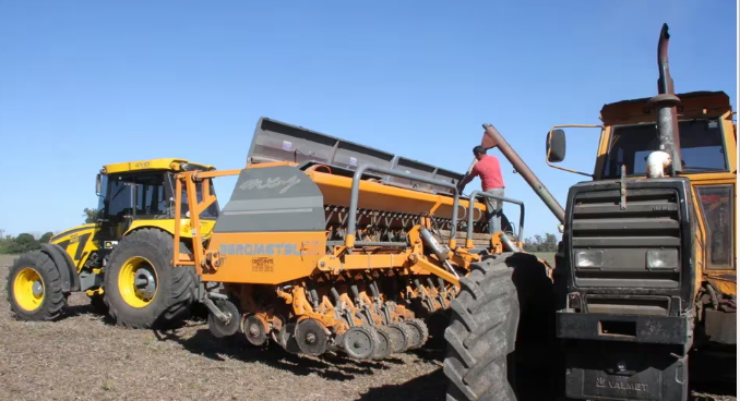 Todavía con buena humedad, la siembra de trigo avanza sin pausa por todo el país