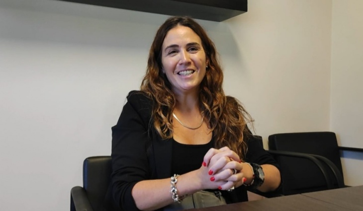 La titular del Consorcio de Puerto Quequén Lic. Jimena López  anunció un plan de bacheo integral para la Av. Almirante Brown