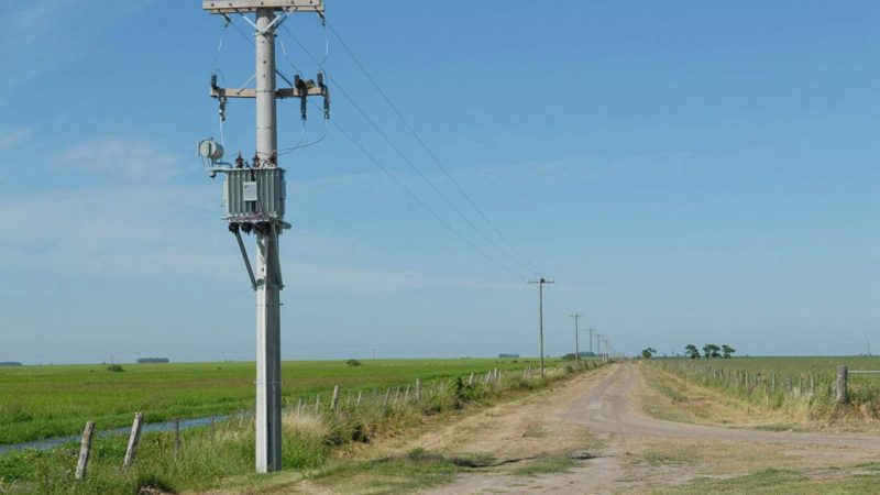 Corte de energía eléctrica en zona rural por trabajos de mantenimiento de líneas.
