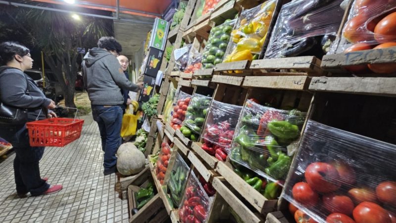 Importaciones de papa y fruta no logran bajar precios y, en cambio, los encarecen