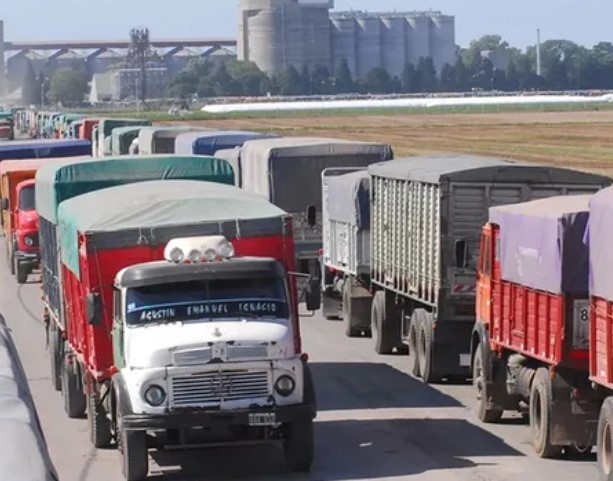 Eliminan las tarifas de referencia en el transporte de cargas para el agro: la negociación será entre las partes