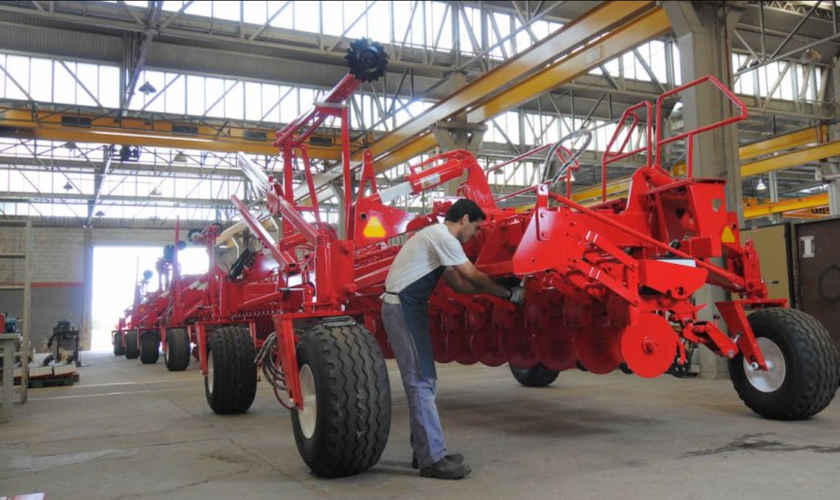 La maquinaria agrícola cerró noviembre con otro mes en rojo, pero 2026 asoma como punto de inflexión