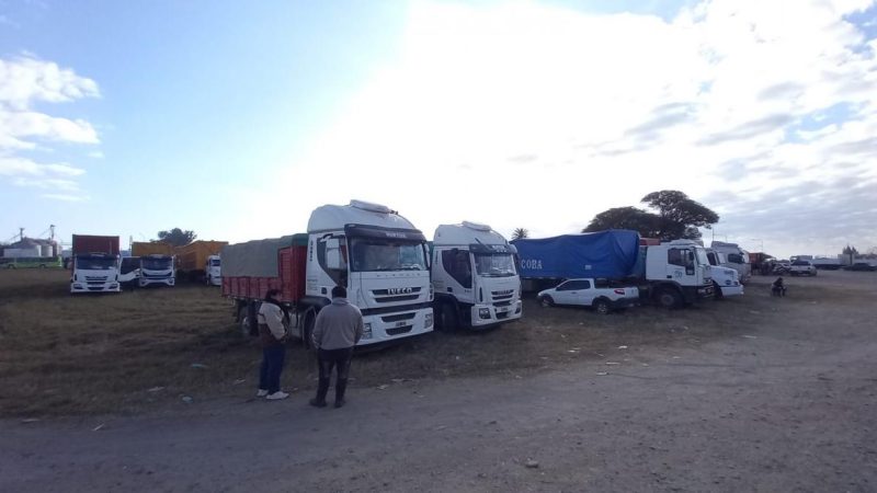 Transporte de cargas en alerta: Piden suba de tarifas y crece la tensión en la región.