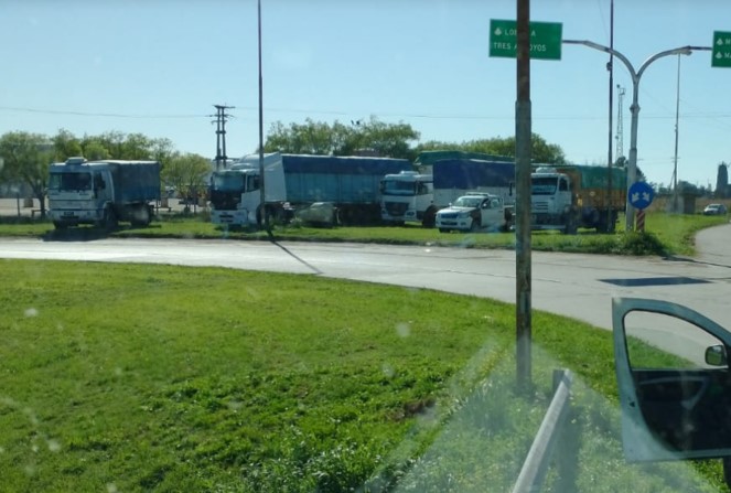 CONFLICTO EN PUERTO QUEQUÉN: GREMIOS DESMIENTEN BLOQUEOS Y PIDEN UNA SALIDA URGENTE