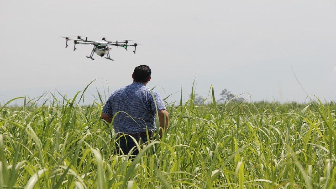 La Anac eliminó restricciones para operaciones rurales con drones y aeronaves livianas.