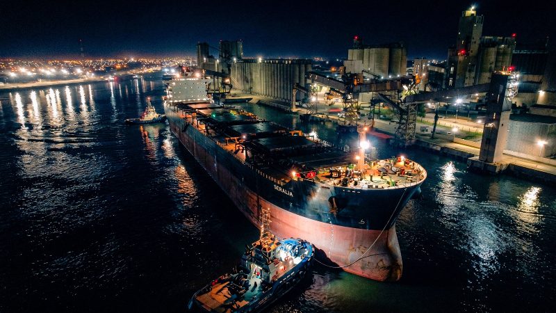 Puerto Quequén reafirma su liderazgo como puerto de aguas profundas con una histórica carga de soja rumbo a China