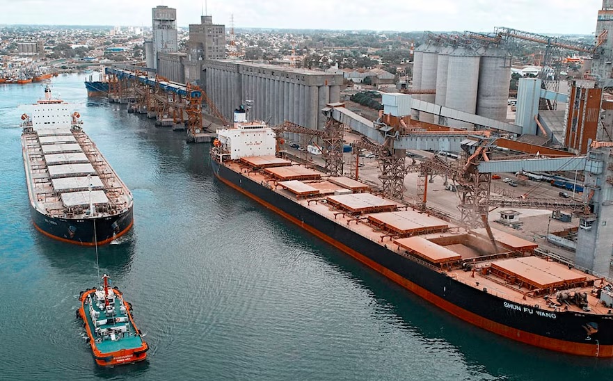 Puerto Quequén mantiene un intenso movimiento agroexportador y suma una nueva carga de soja rumbo a China